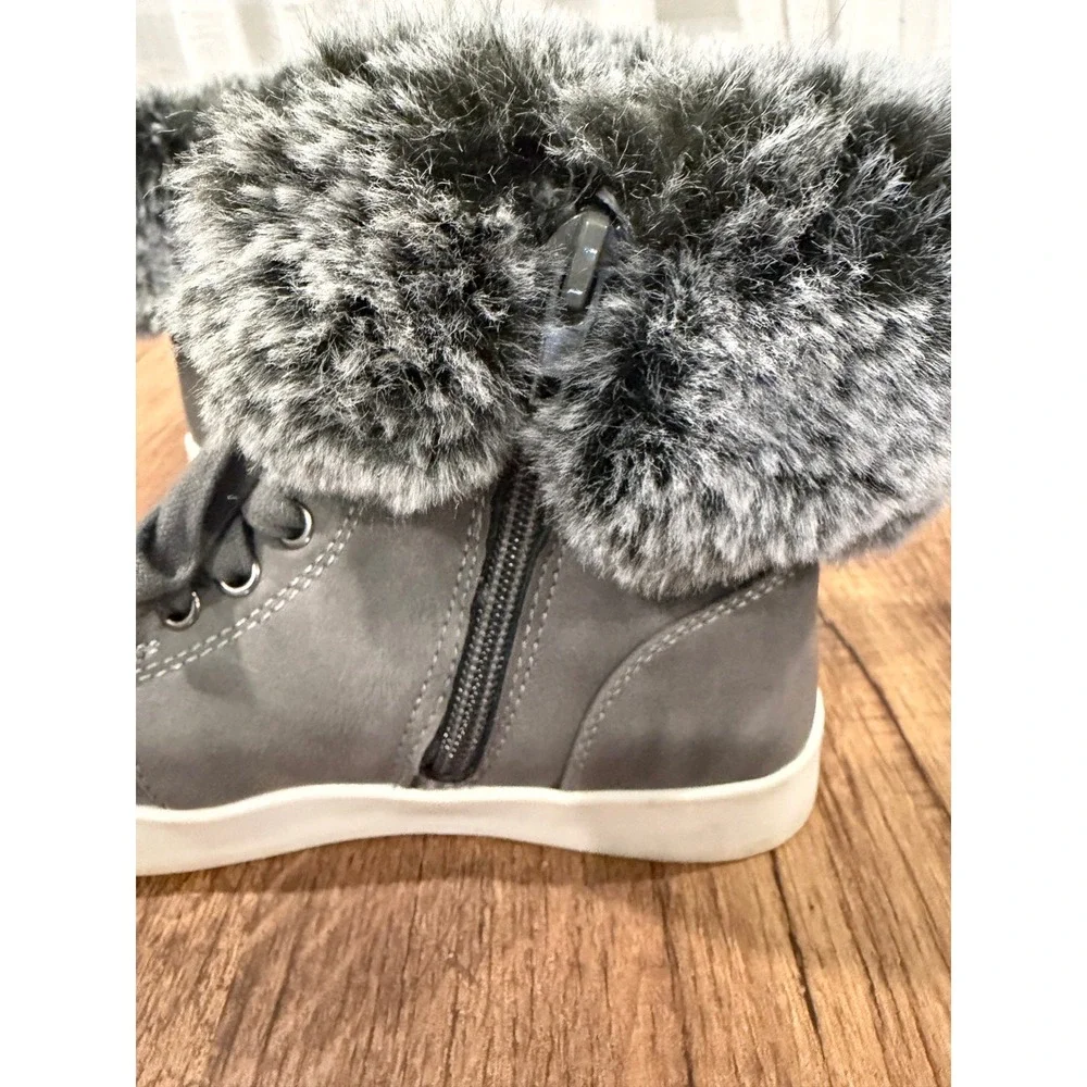 Kids Reaction Kenneth Cole‎ Gray Faux Fur Trim Neffi Logo  Size 11.5